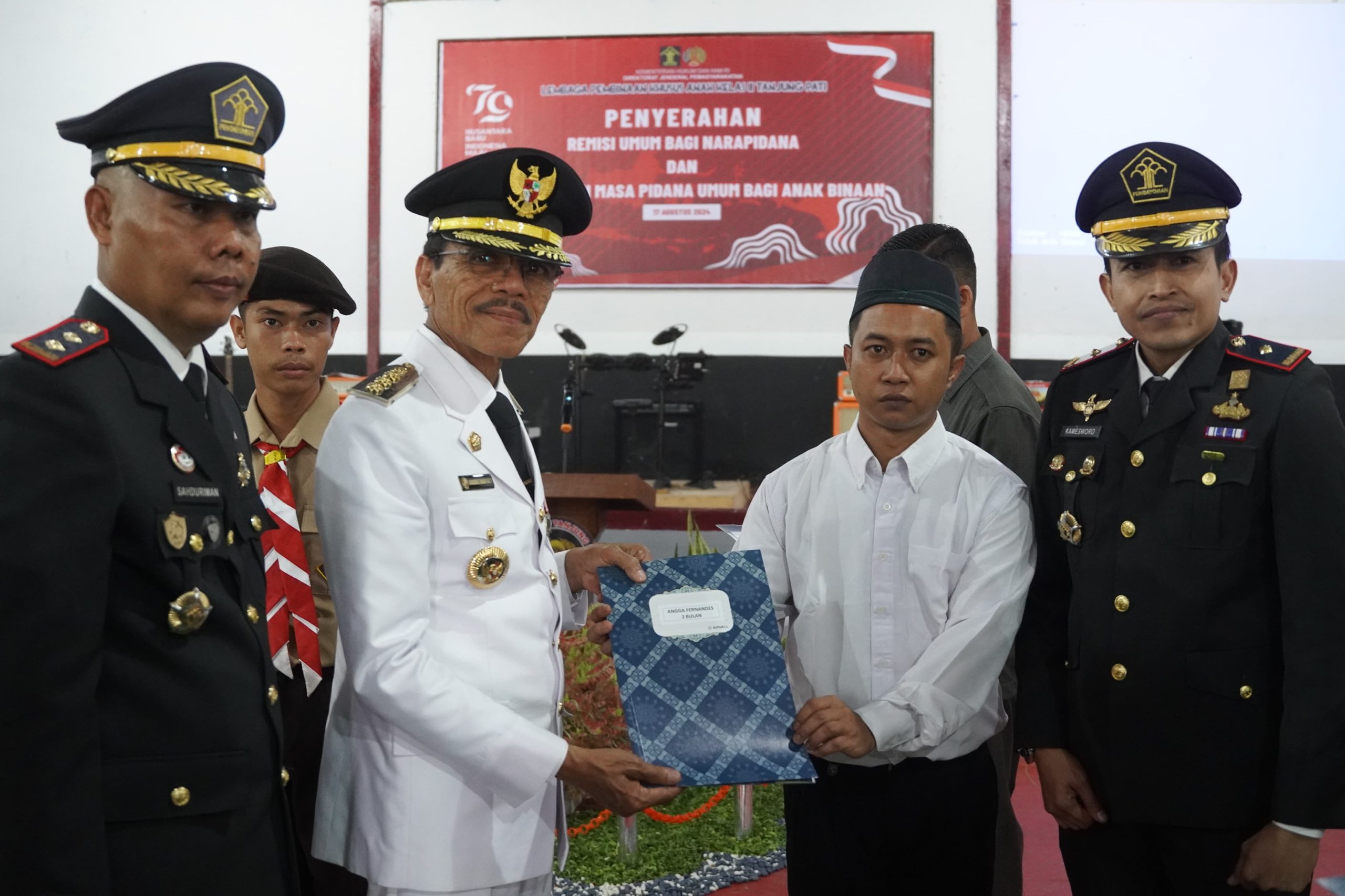 Diserahkan Bupati Safaruddin, Warga Binaan Lapas Mendapatkan Remisu Kemerdekaan