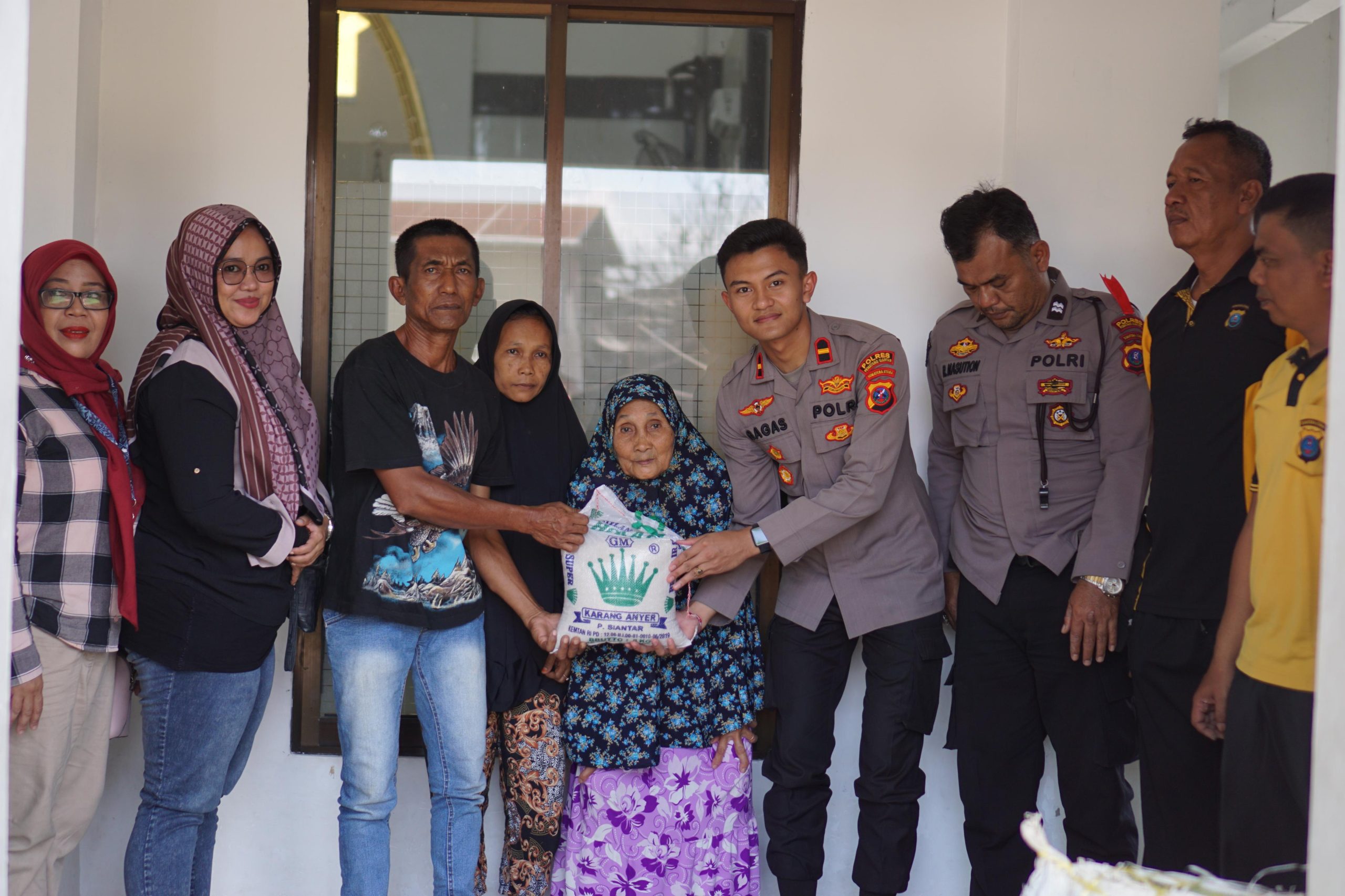 Kapolsek Siantar Barat Kunjungi Rumah Warga yang Terbakar dan Berbagi