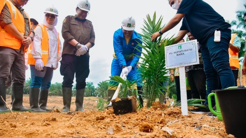 Pj. Bupati Heri Lakukan Penanaman Perdana Program PSR dan Padi Gogo