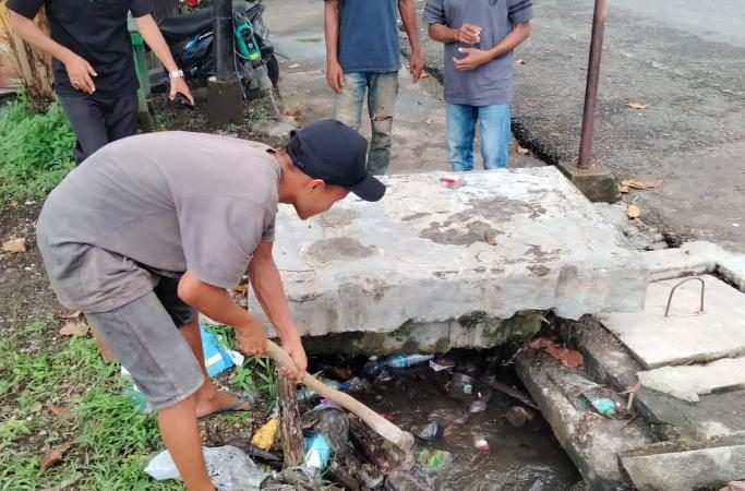 Tim Penataan Ruang Dinas PUPR dan BPBD Aceh Barat Bersihkan Genangan Air Lapangan Teuku Umar 2024