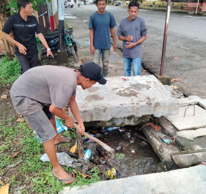 Tim Penataan Ruang Dinas PUPR dan BPBD Aceh Barat Bersihkan Genangan Air Lapangan Teuku Umar 2024
