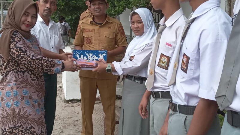 Kades Mangga Dua Beri Hadiah kepada Siswa Berprestasi di Yayasan Sekolah Miftahul Irsyad