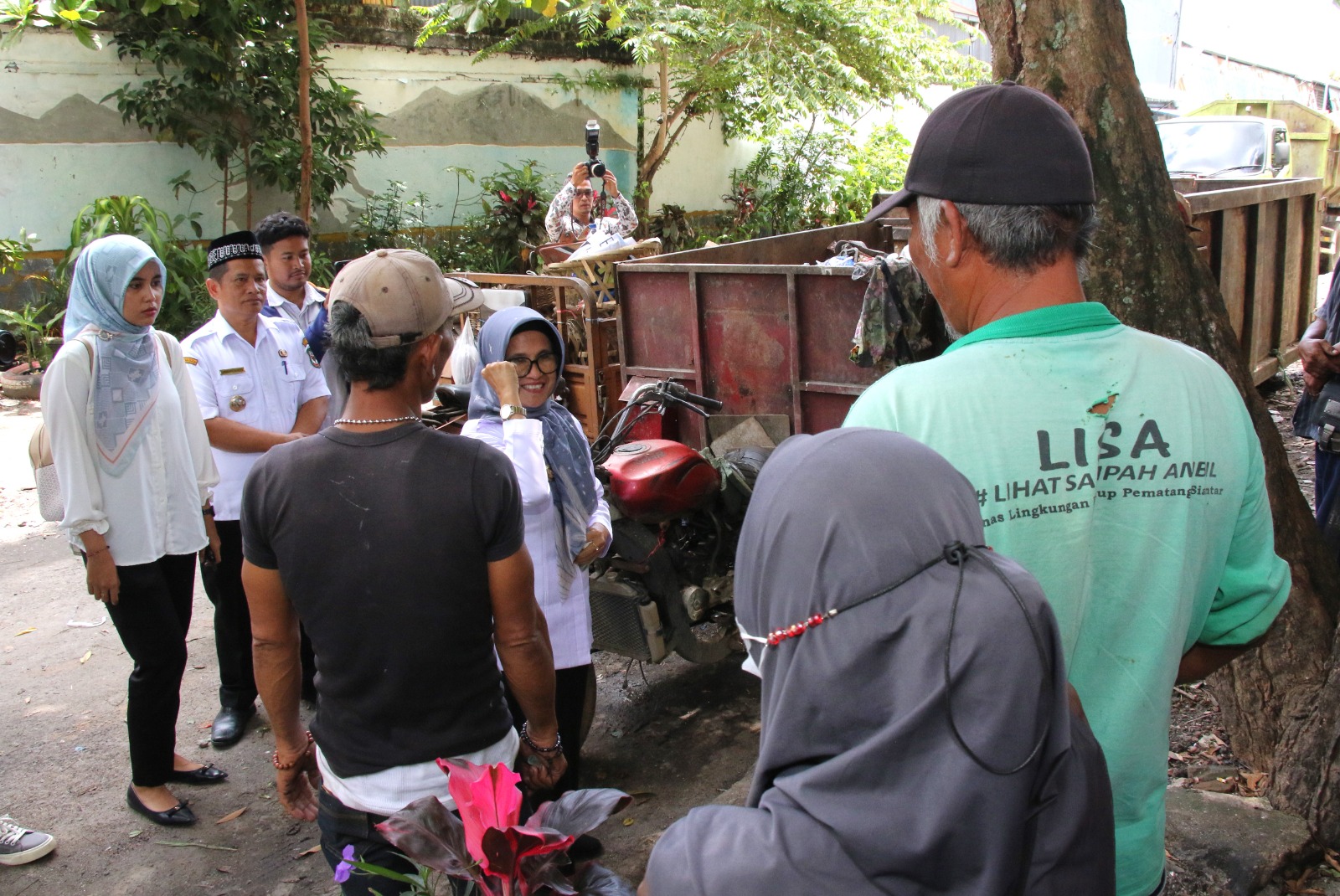 Wali Kota Pematangsiantar Bertemu dan Berinteraksi dengan Petugas Kebersihan di Tempat Pembuangan Sementara (TPS) Sampah Jalan Kasti
