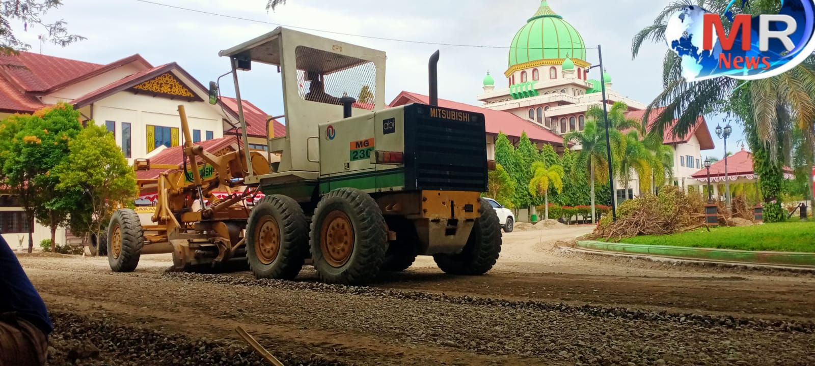 Dinas Pekerjaan Umum dan Penataan Ruang (PUPR) perbaikan perkarangan sekitar kantor Sekdakab Aceh Barat