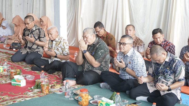 Bupati Asahan Serahkan Pakaian dan Perlengkapan Kerja THL Dinas Lingkungan Hidup Kabupaten Asahan