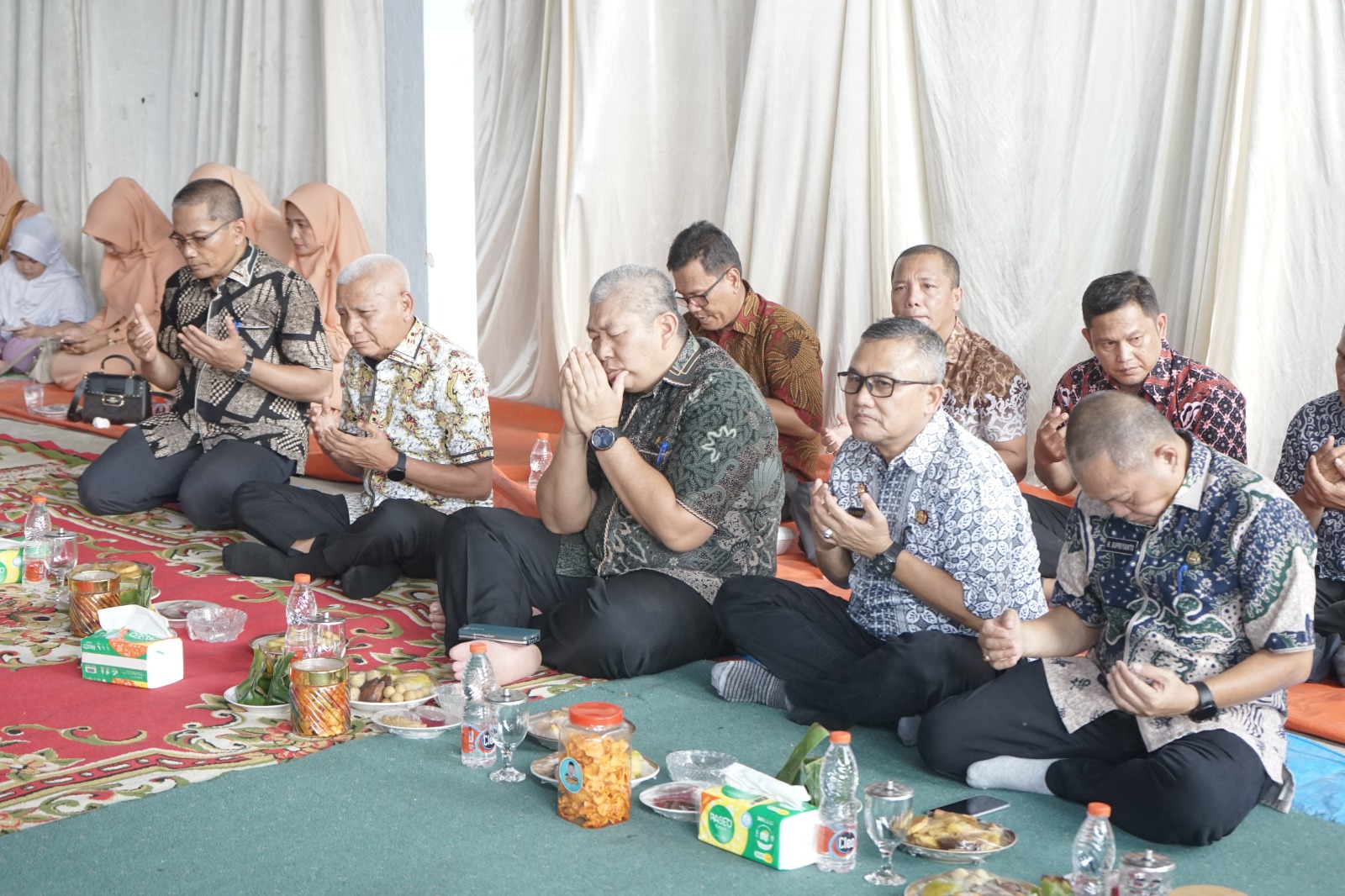 Bupati Asahan Serahkan Pakaian dan Perlengkapan Kerja THL Dinas Lingkungan Hidup Kabupaten Asahan