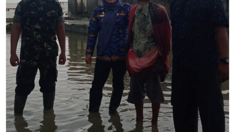 Camat Nurchinta Tinjau Rumah Warga Musibah Gelombang Tinggi di Desa Bagan Kuala, Anehnya BPBD Sergai Belum Turun