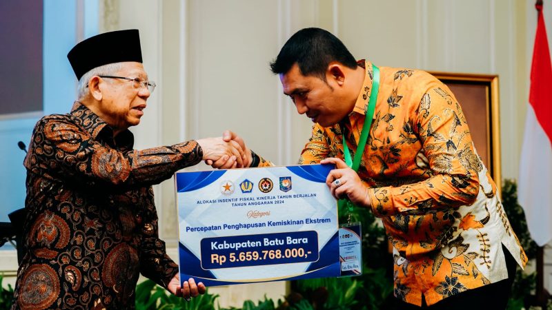 Pj. Bupati Heri Terima Penghargaan Kategori Daerah Berkinerja Baik dalam Penghapusan Kemiskinan Ekstrem Tahun 2024