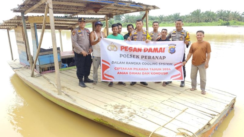 Seberangi Sungai, Kapolsek Peranap Inhu Bawa Pesan Pilkada Damai Pada Masyarakat