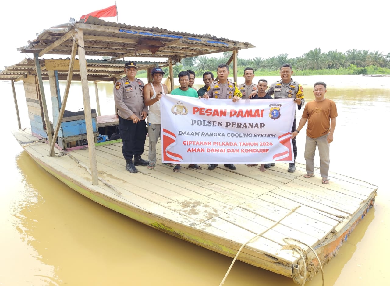 Seberangi Sungai, Kapolsek Peranap Inhu Bawa Pesan Pilkada Damai Pada Masyarakat