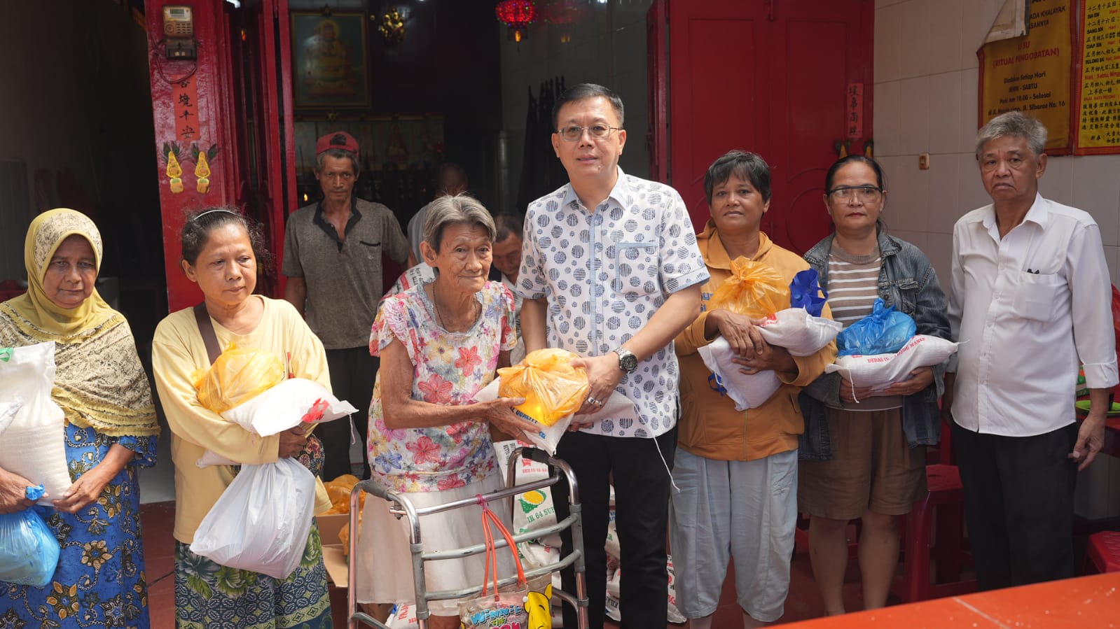 Hasyim dan Pekong Guan Shi Pho Guan Sui Tien Berbagi 850 Bansos Masyarakat Prasejahtera