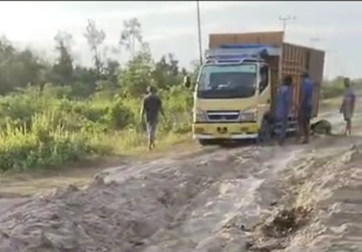 Kondisi Jalan Tembus Singkil-Kuala Baru Sangat Memprihatinkan