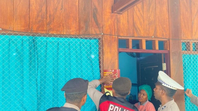 Jelang Pilkada 2024 di Kabupaten Maybrat, Personil Satgas OMP Maybrat II 2024 Pasang Stiker Himbauan Kamtibmas