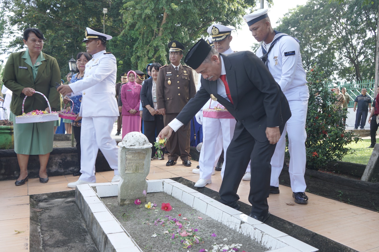 Pjs. Bupati Asahan Melakukan Upacara Ziarah Nasional dalam Rangka HUT Ke 79 TNI