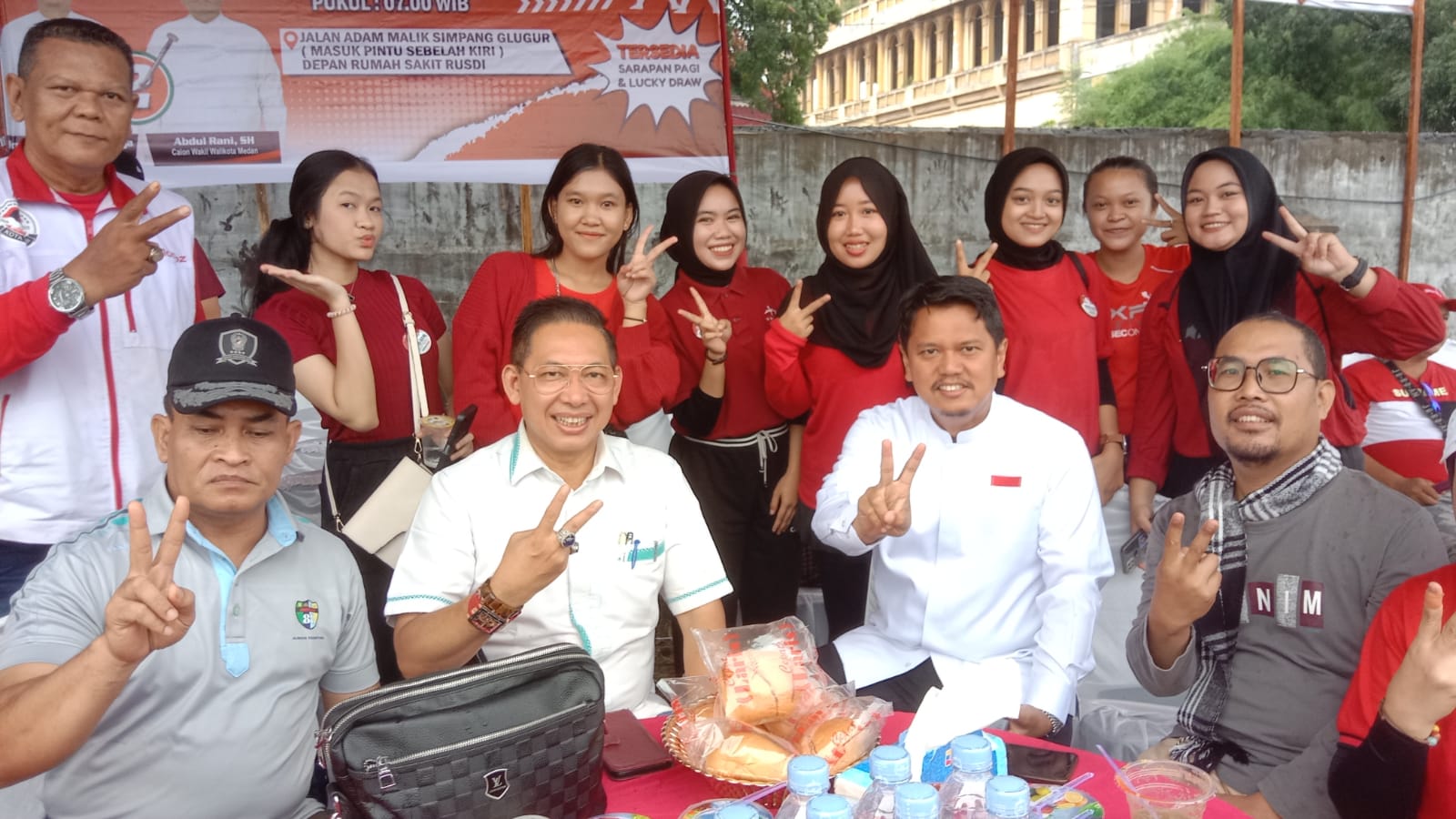 Meski Hujan, Prof Ridha Bersama Emak-Emak Senam Bersama di Posko Wong Berani 