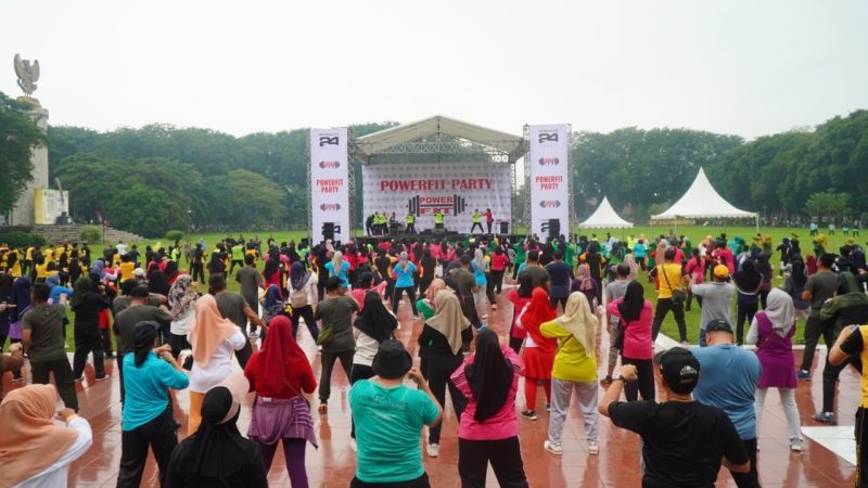 Pj. Bupati Langkat Bersama Wakapolda Sumut Ajak Warga Jaga Kesehatan Melalui Power Fit Party Di Alun-alun Stabat