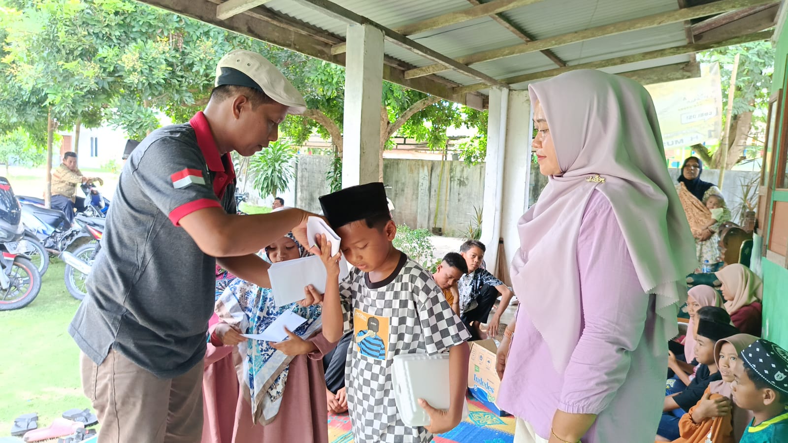 Sambut HUT ke-9 Media Sinarsergai.com, Zuhari Berbagi Pada Anak Yatim dan Janda Tua
