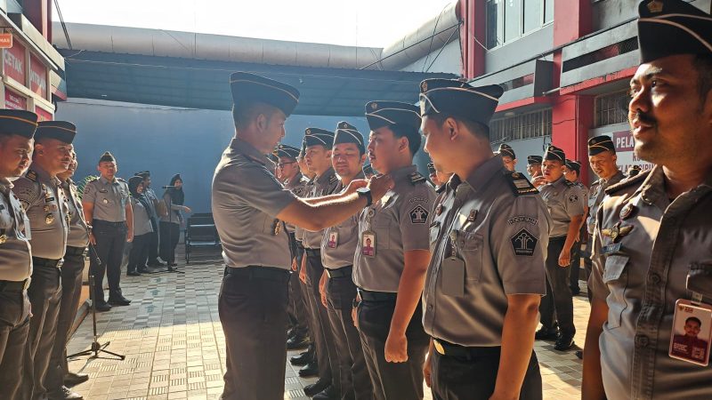 Tegakkan Disiplin, Kepala Rutan Lakukan Pemeriksaan Pakaian Dinas Beserta Atribut