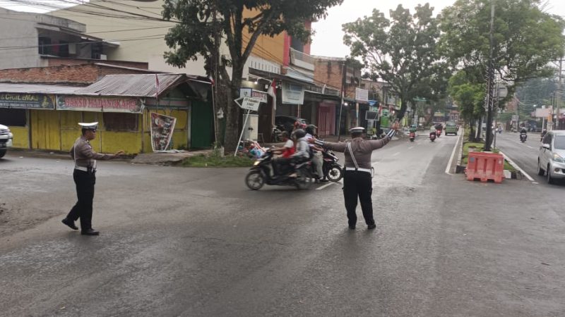 Menjaga Keamanan, Keselamatan Ketertiban dan Kelancaran Lalu Lintas (Kamseltibcarlantas), Personil Polres Langkat Laksanakan Strong Point