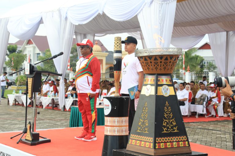 Pj Bupati Mahyuzar Pimpin Upacara Penyambutan Kirab Api PON di Aceh Utara