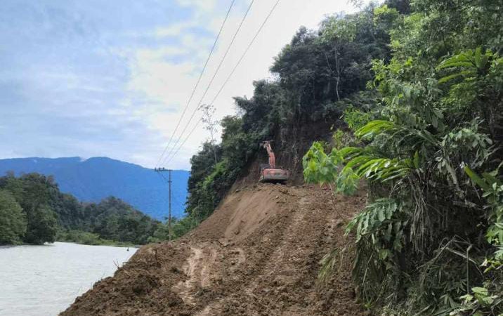 Tim dinas PUPR Kerahkan Alat Berat excavator Ruas Jalan Jambak-Sikundo Tertimbun Longsor