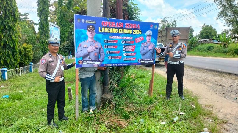 Satlantas Polres Inhu Pasang Spanduk Imbauan Operasi Zebra Lancang Kuning 2024