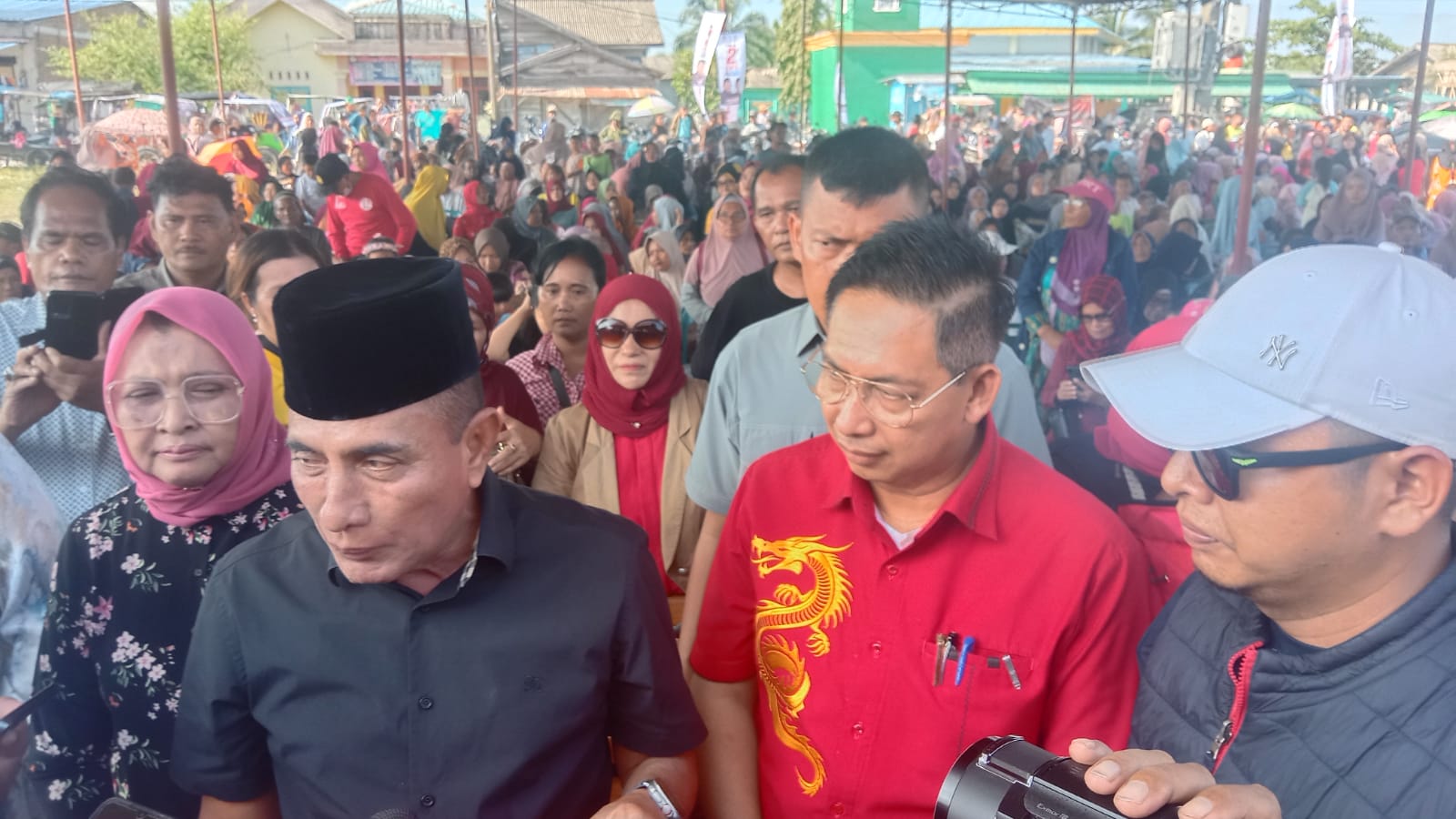 Wong Chun Sen dan Edy Rahmayadi Tinjau Dapur Umum Korban Banjir Rob di Medan Labuhan