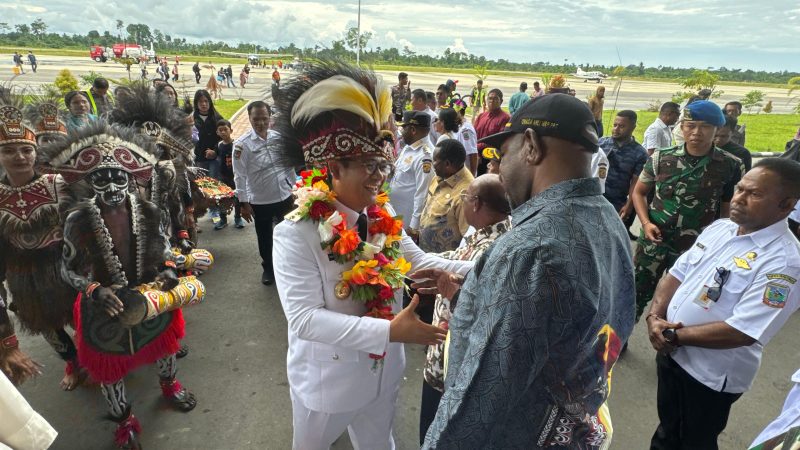 Penjabat Gubernur Papua Tengah Anwar Harun Damanik Tiba DI Bandara Douw Aturure Nebire