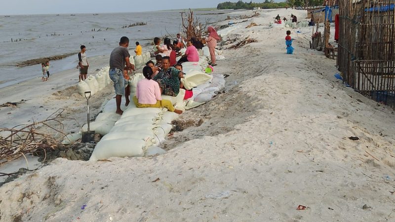 Kepala Desa Bagan Kuala dan Masyarakat Bangun “Benteng Perang”