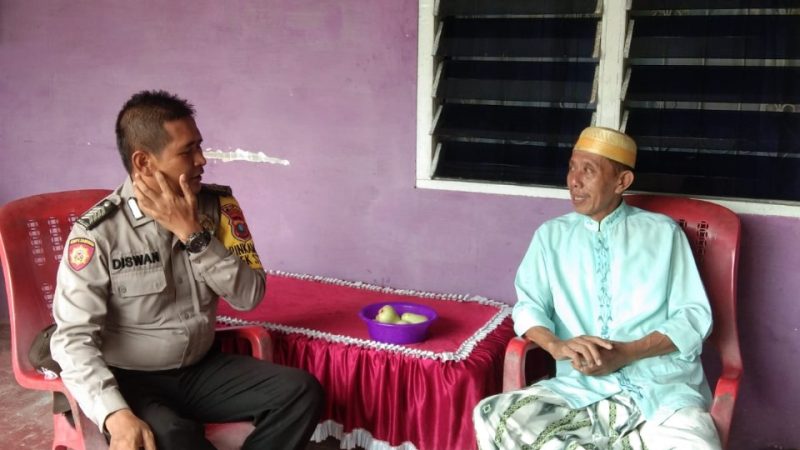 Bhabinkamtibmas Polsek Stabat Polres Langkat Laksanakan Door To Door Dan Sambang Desa