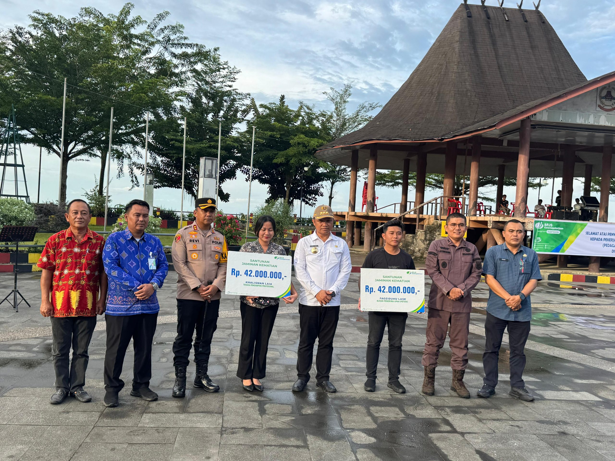 Pemprovsu Cairkan Iuran Jamsostek Bagi 5832 tenaga rentan, Pjs Walikota Gunung Sitoli Dr. Drs. Ismael Parenus Sinaga MSi Serahkan Kartu Simbolis