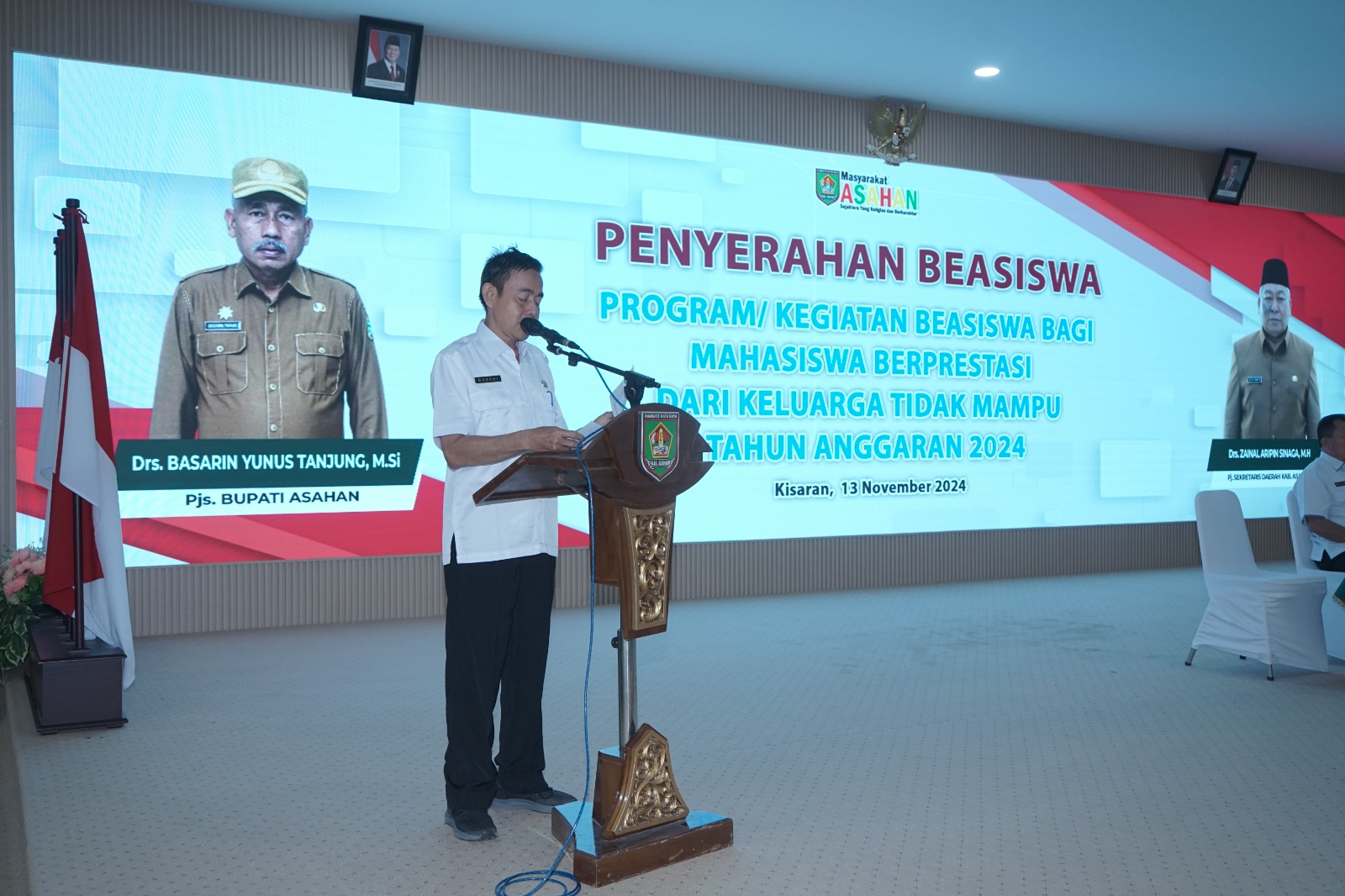 Pemerintah Kabupaten Asahan menyerahkan Beasiswa Bagi Mahasiswa Berprestasi dari Keluarga Tidak Mampu