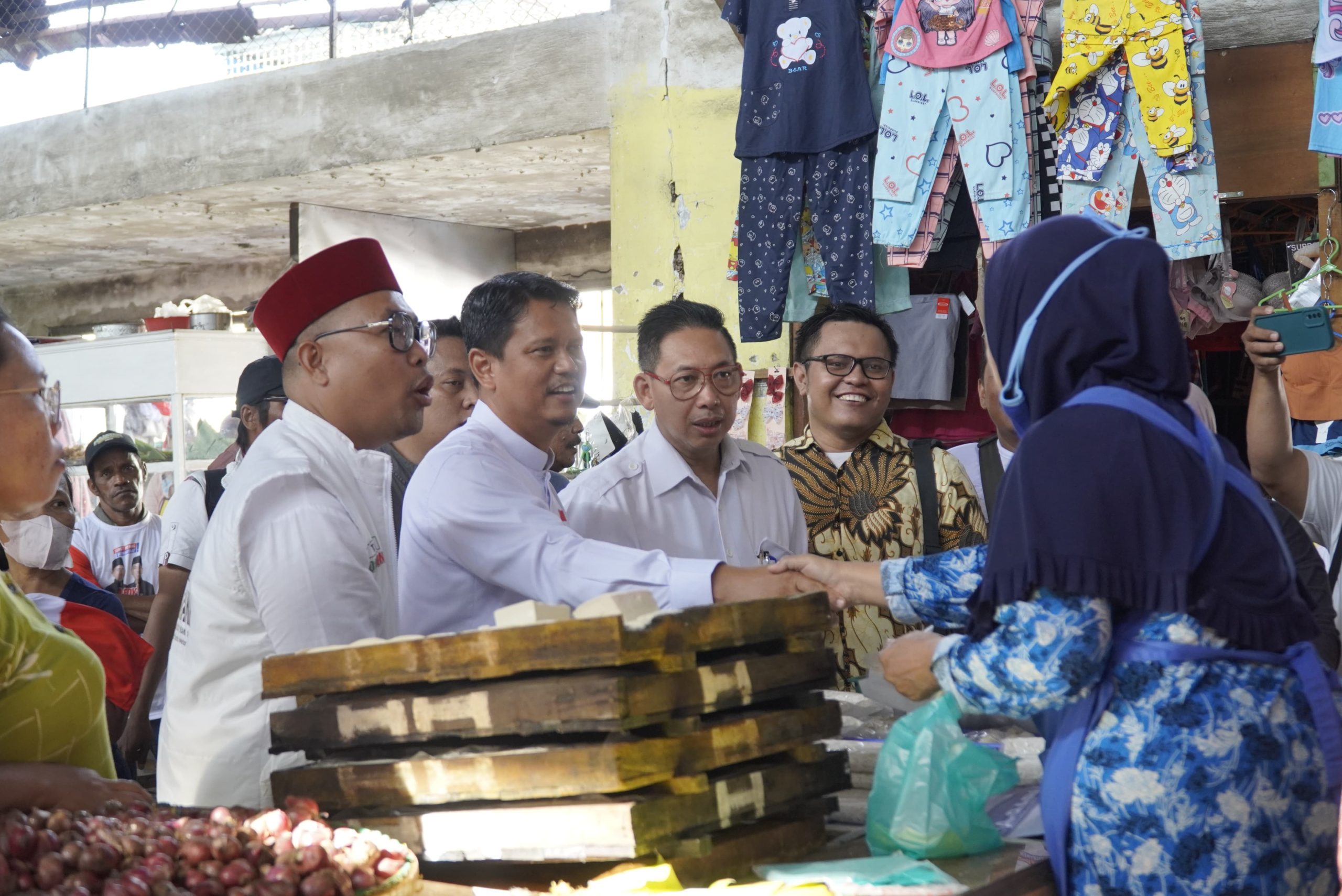 Temui Pedagang Pasar Pendidikan, Prof.Ridha dan Wong Chun Sen Dikerumuni Ibu-Ibu 