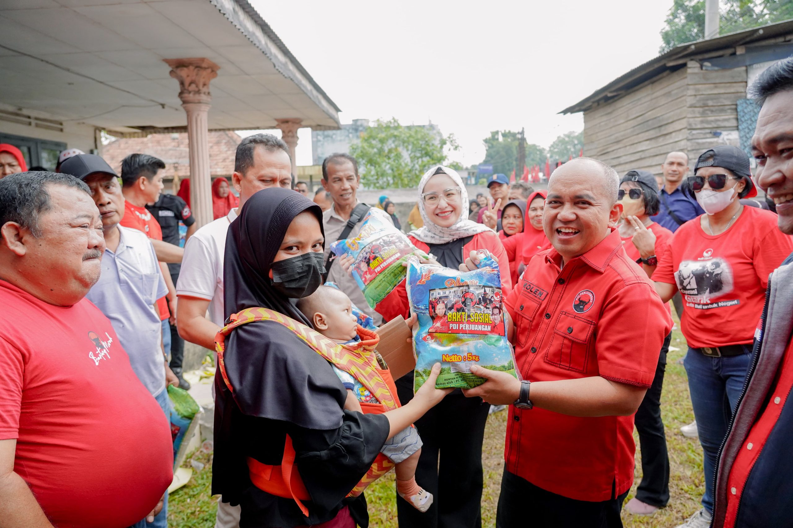 Warga Gabek Ucapkan Terimakasih Kepada Pasangan Molen Hakim Dengan Adanya Bazar Tebus Murah