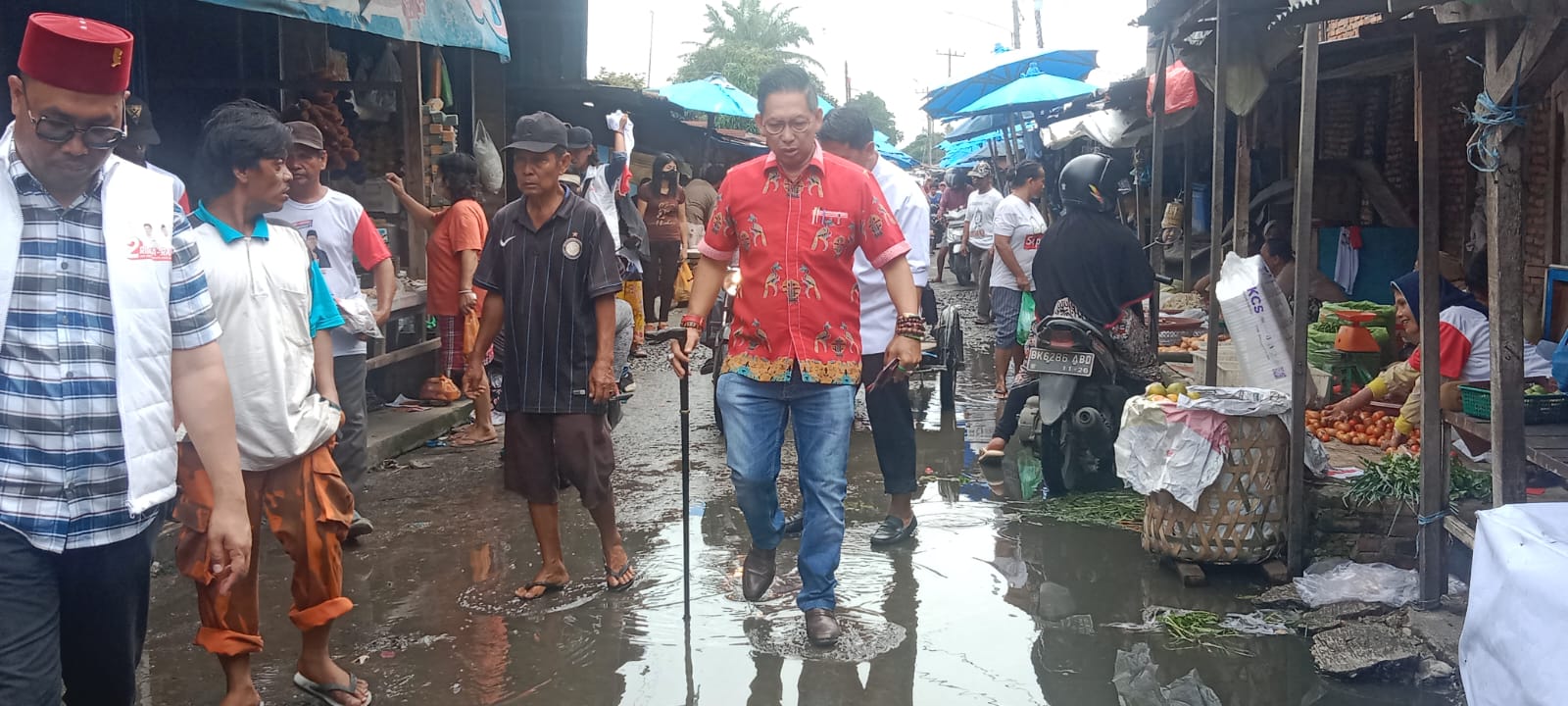 Wong Bersama Ridha Trabas Kondisi ‘Becek’ Sambil  Sapa Warga dan Pedagang Pasar Bersama