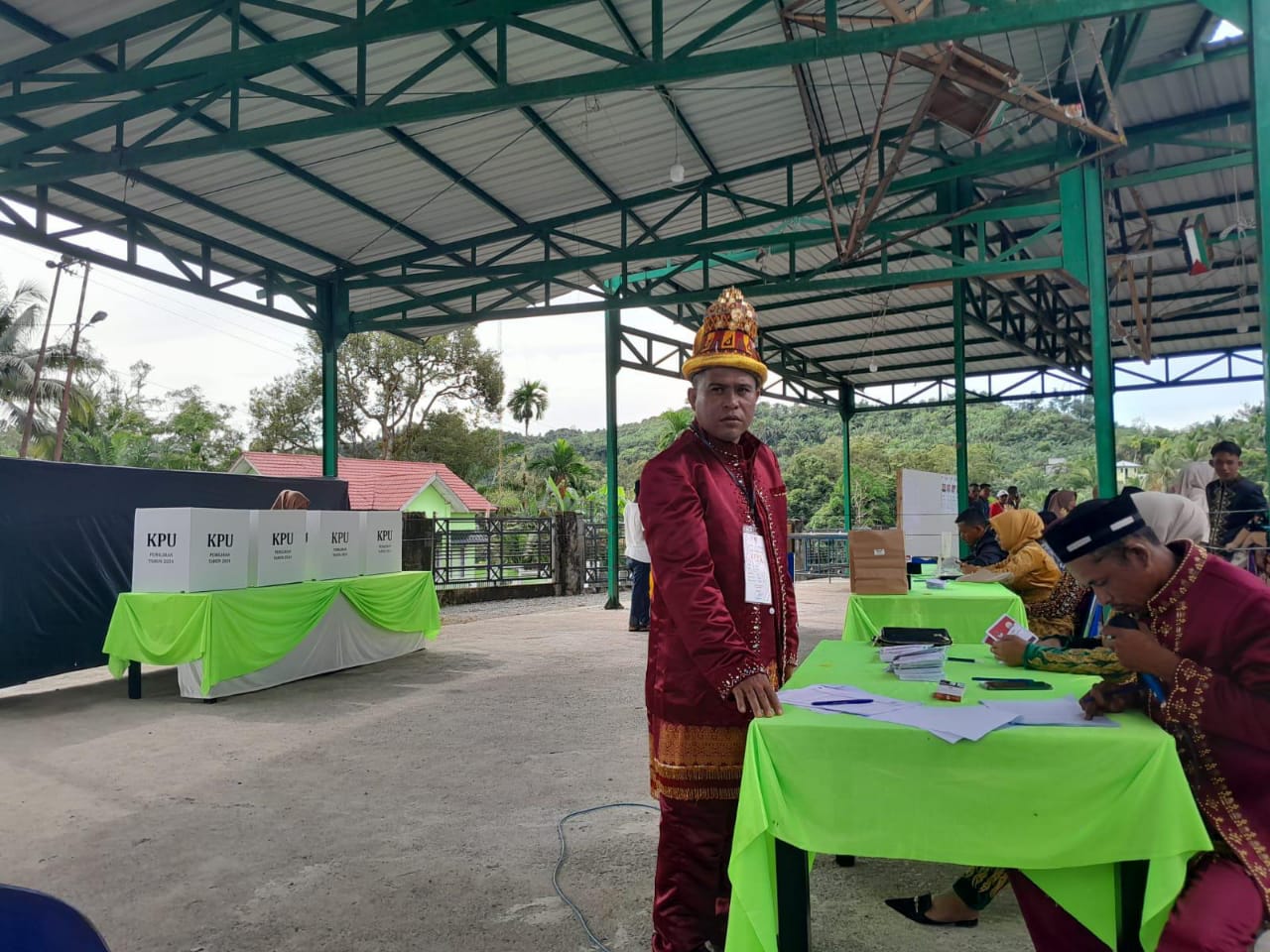 Unik..Para Petugas KPPS Gampong Tutut Gunakan Pakaian Adat Aceh