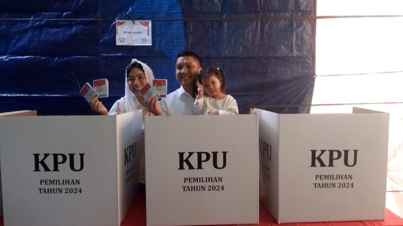 Bupati Panca Bersama Istri Nyoblos di TPS 004 Indralaya Indah, Imbau Masyarakat Tak Lewatkan Kesempatan Memilih