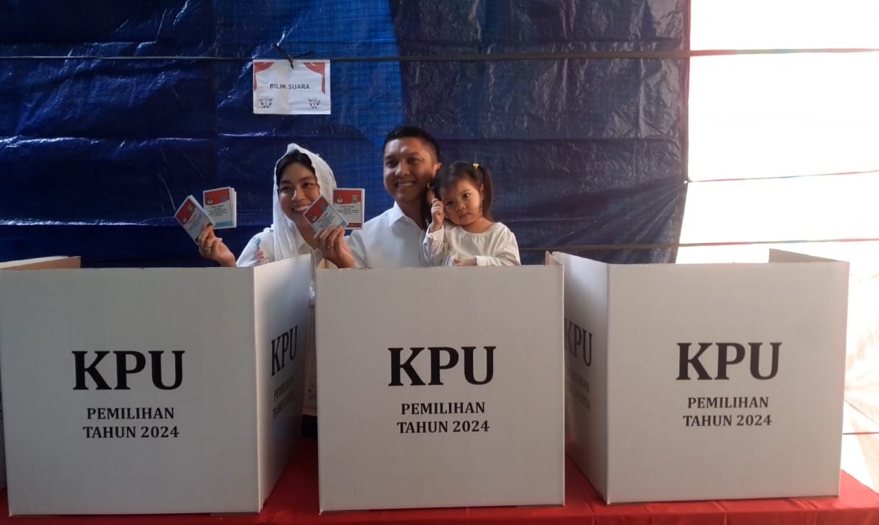 Bupati Panca Bersama Istri Nyoblos di TPS 004 Indralaya Indah, Imbau Masyarakat Tak Lewatkan Kesempatan Memilih