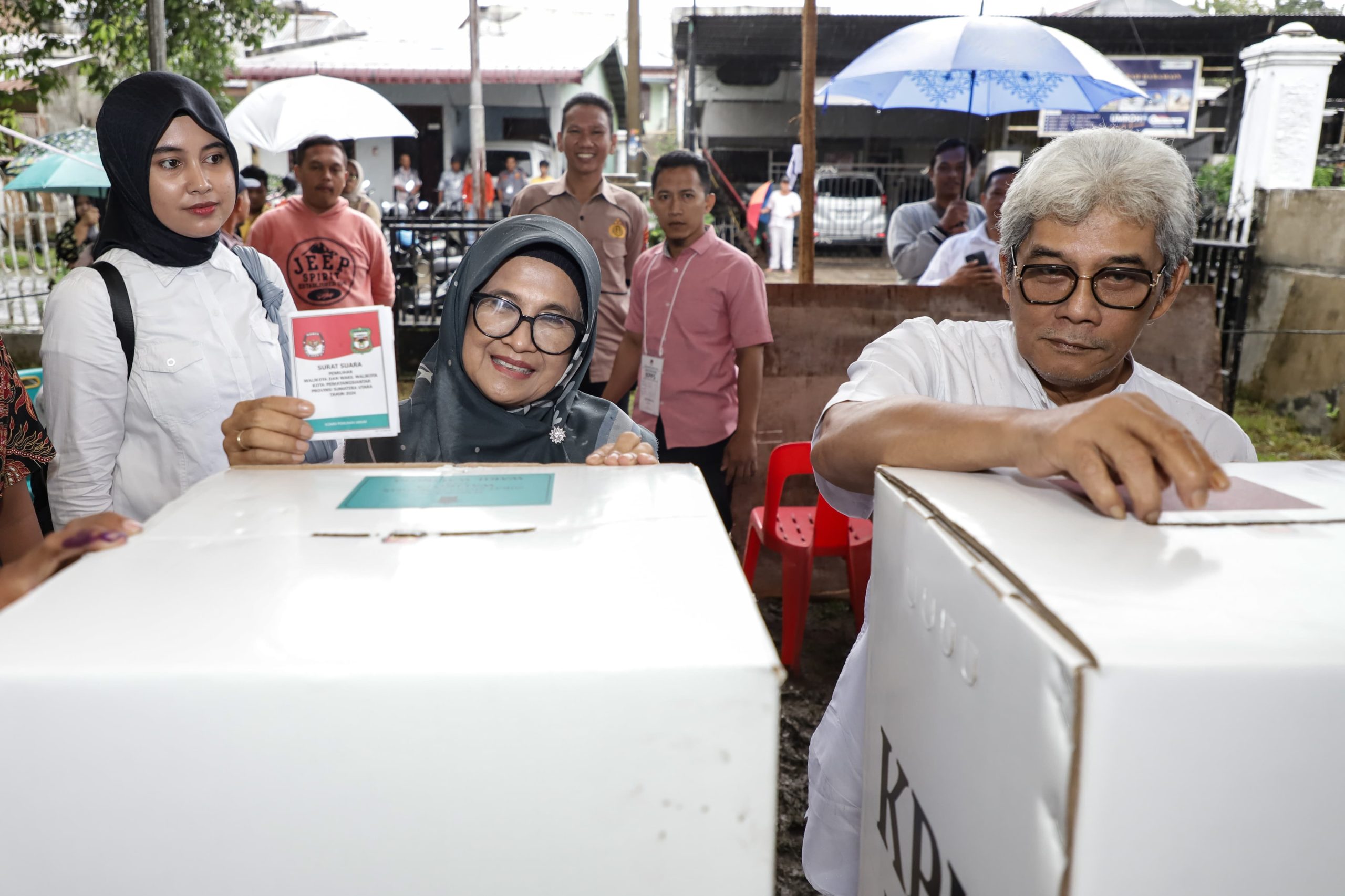 Wali Kota bersama Ketua Dekranasda Pematangsiantar Gunakan Hak suara Pemilukada Tahun 2024 di TPS 04