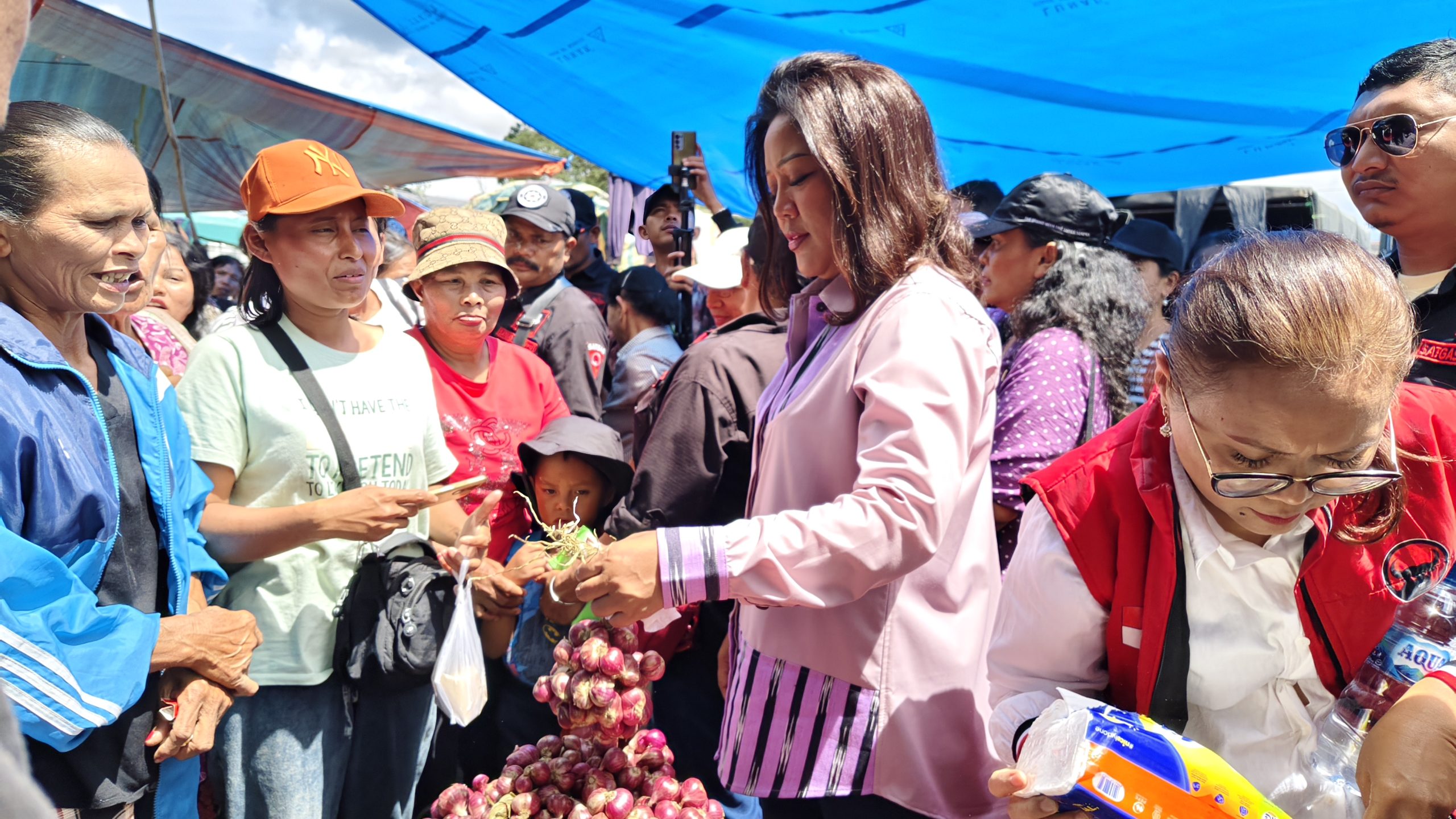 Blusukan ke Pekan Senin Sipahutar, Satika Simamora Borong Sembako dan Ikan Rebus Milik Pedagang untuk Dibagikan ke Masyarakat