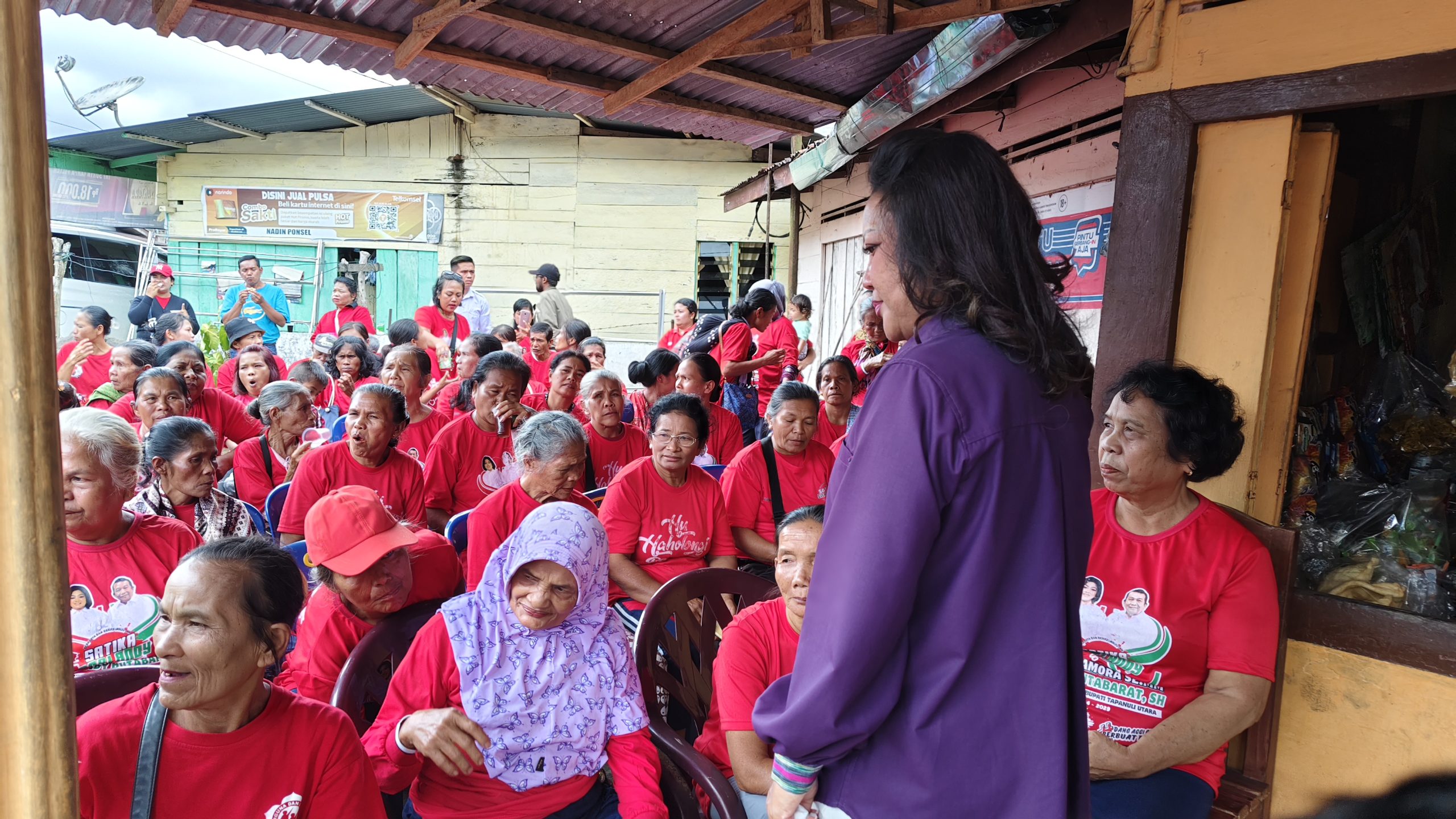 Satika Simamora Temui Ibu-Ibu Lansia di Simosom Toruan Pahae Julu 