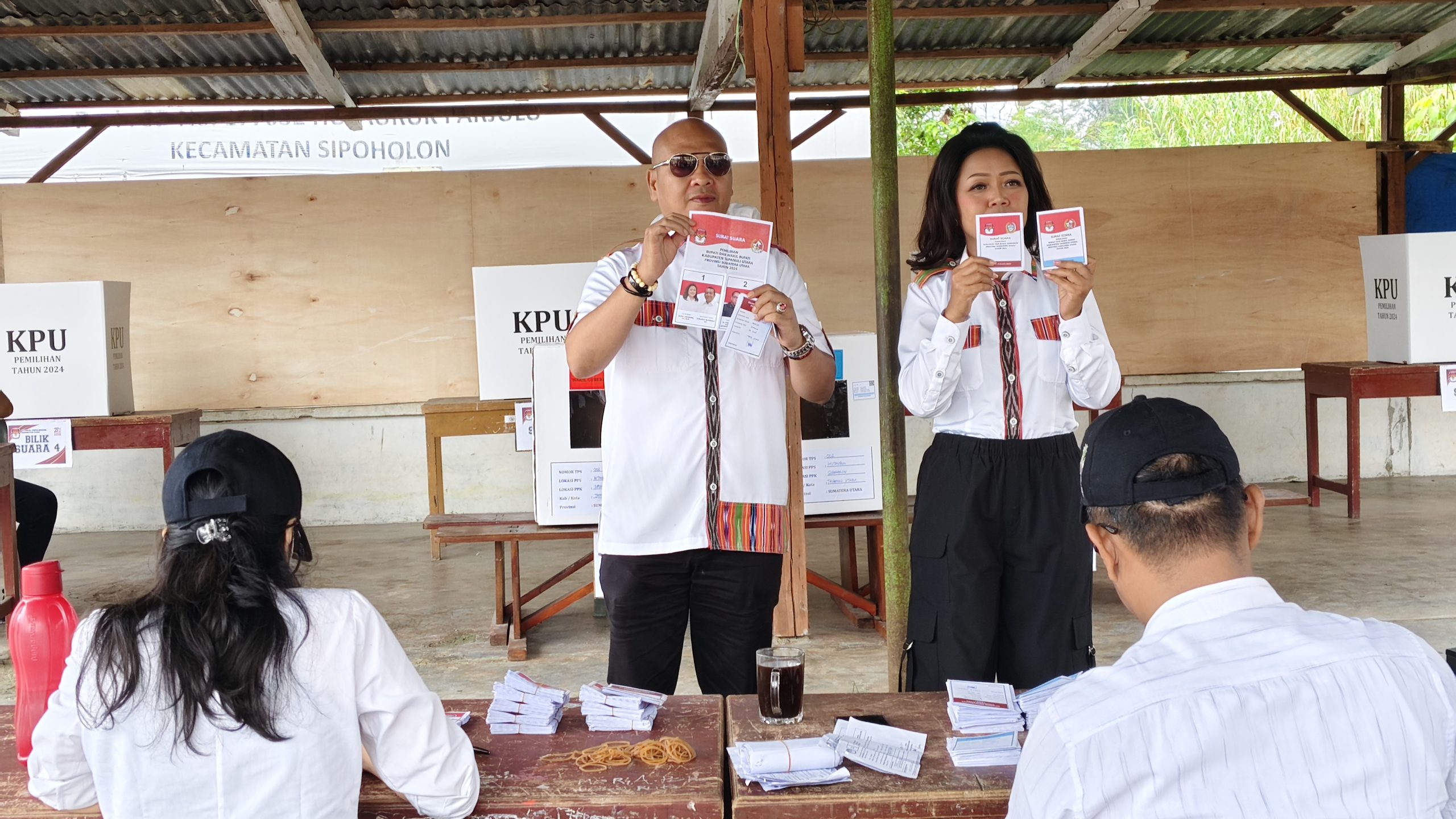 Paslon Nomor Urut 1, Satika Simamora Memilih di TPS 2 Sipoholon