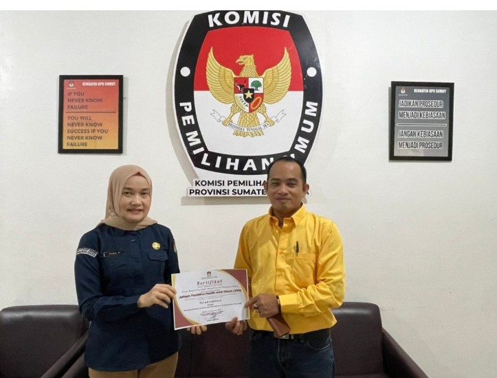 KPU Sumut Berikan Sertifikat Akreditasi Lembaga Pemantau Kepada JPPR