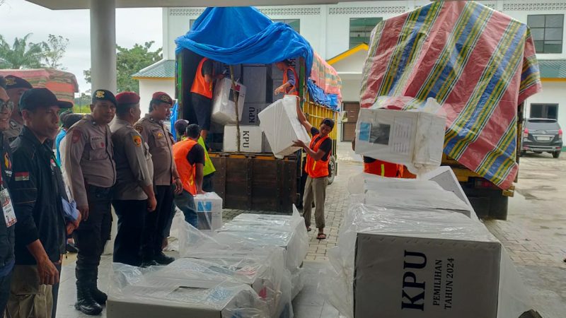 Pastikan Keamanan Polsek Tanjungpura Lakukan Pengawalan Dan Pengamanan Pergeseran Logistik Pilkada 2024 Ke Gudang Logistik KPU Langkat