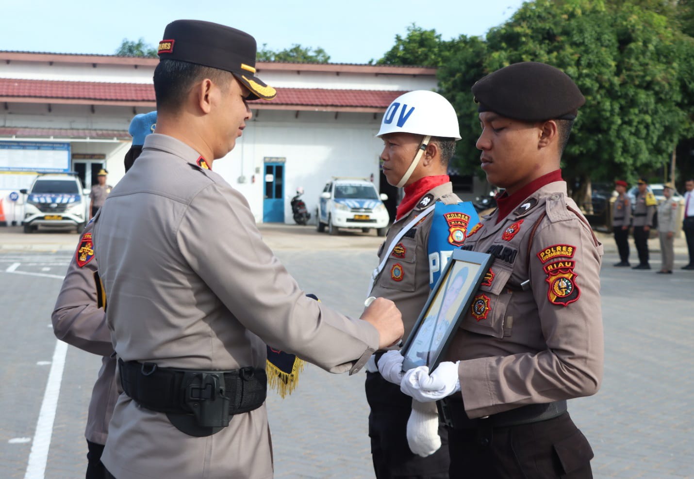 Kapolres Inhu Pimpin Upacara Pemecatan dan Naik Pangkat Personel
