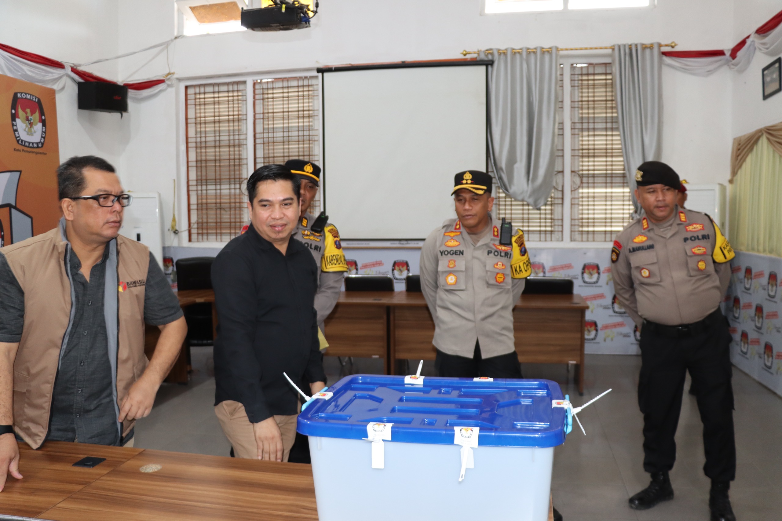 Kapolres Pematangsiantar Cek Kesiapan Personil Pastikan Pengawalan Logistik Hasil Rekapitulasi Suara Pilkada Gubsu dan Wagubsu 2024 ke KPU Sumut Aman