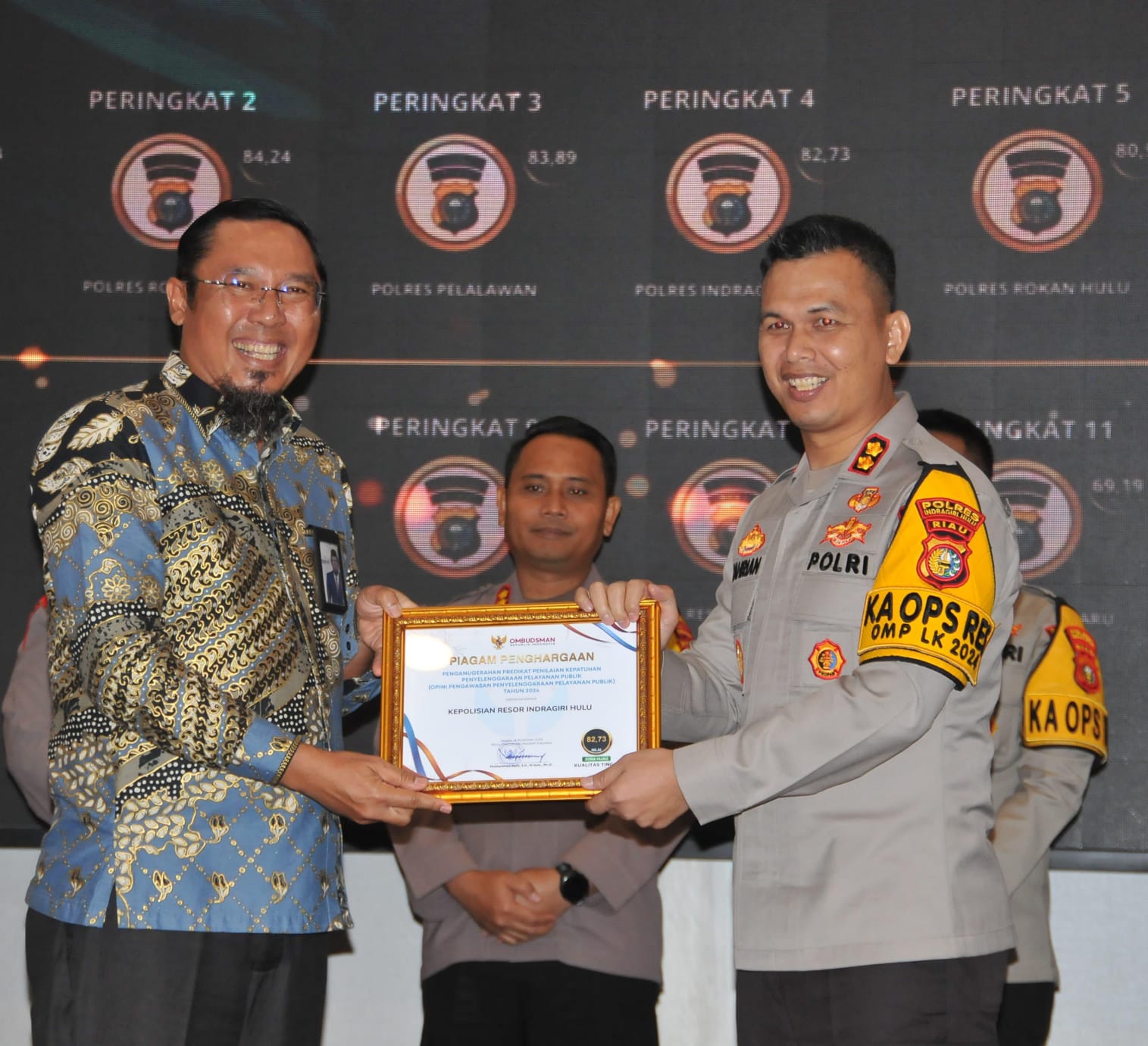 Kapolres  Inhu Terima Penghargaan Ombudsman 