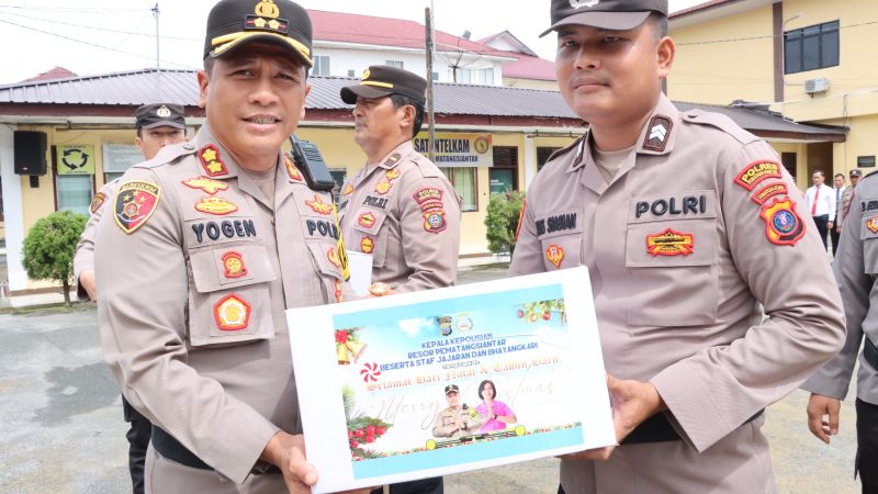Kapolres Pematangsiantar Serahkan Bingkisan Natal 2024 kepada Personil yang Merayakan