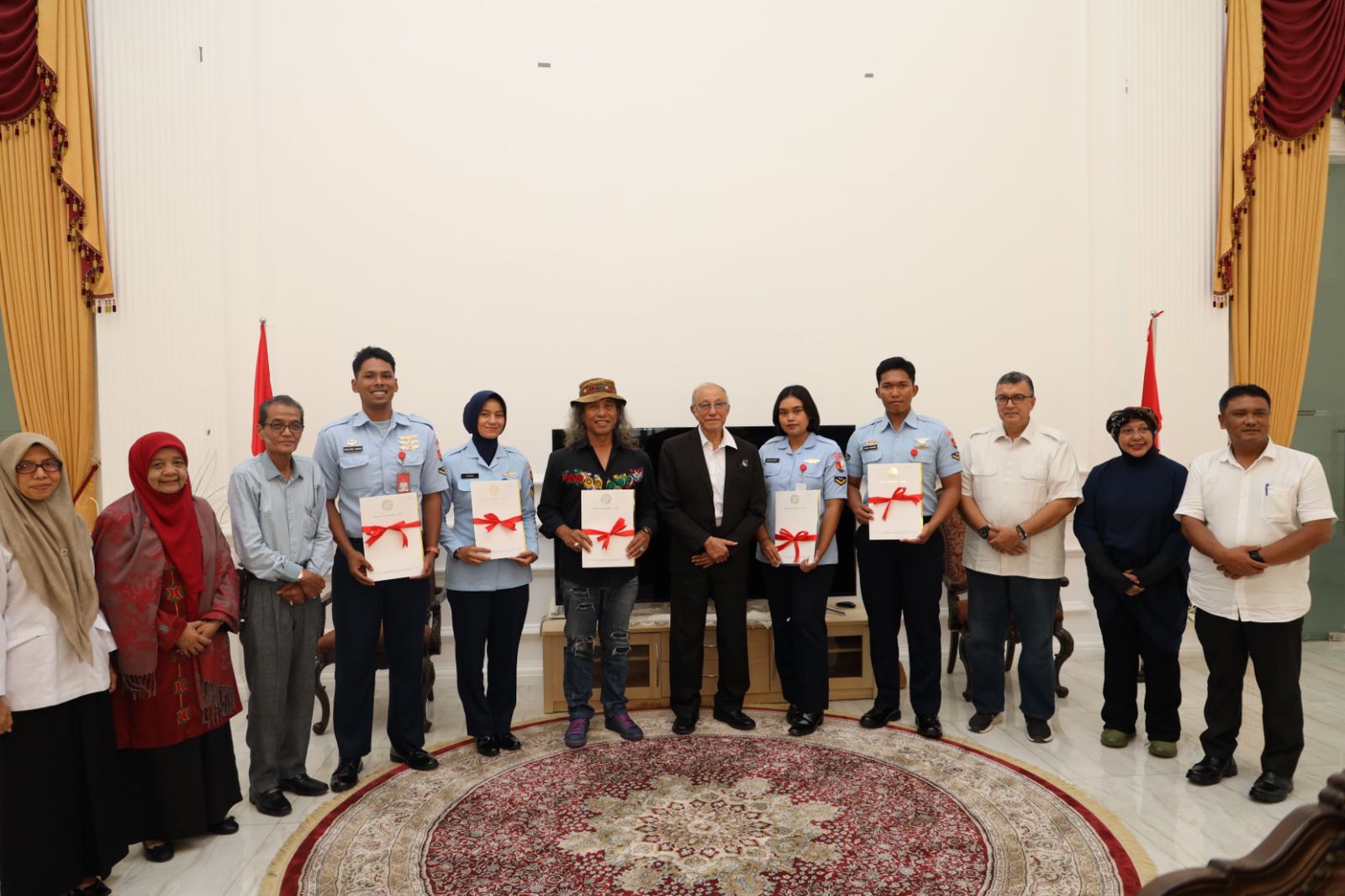 Apresiasi Wali Nanggroe Aceh kepada Personel Lanud SIM dan Sastrawan Aceh