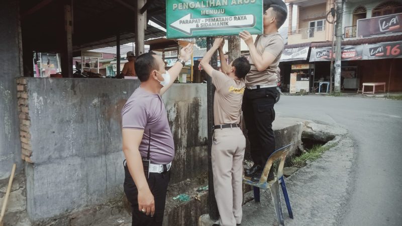 Ops Lilin Toba 2024, Sat Lantas Polres Pematangsiantar Pasang Spanduk Imbauan dan Petunjuk Arah Jalan Alternatif